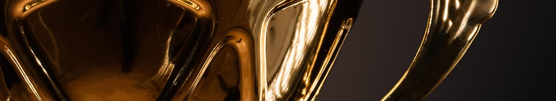 Baner w złotym kolorze