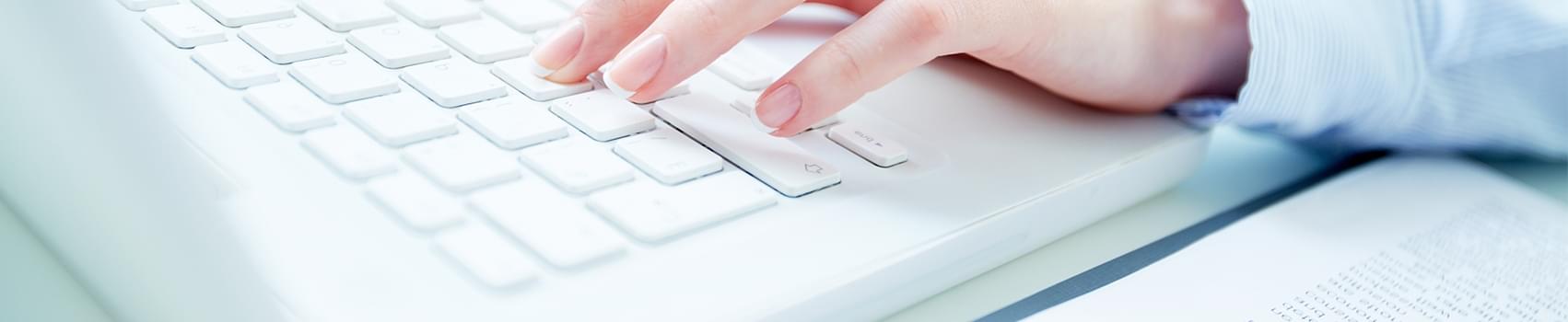 Ręce na klawiaturze komputerowej