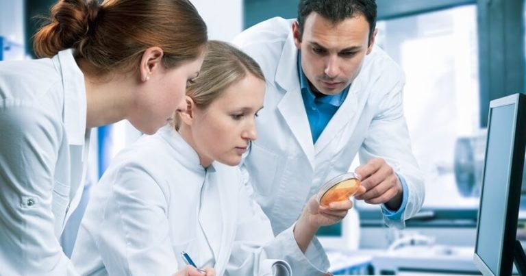 Pracownicy laboratorium