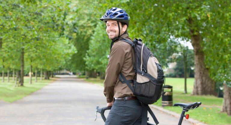 Mężczyzna z rowerem