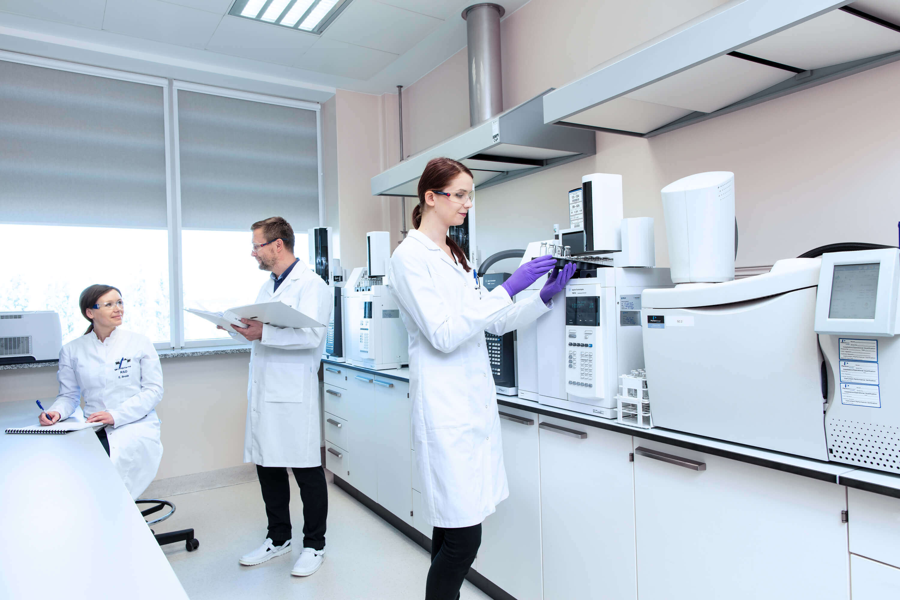 Pracownicy w laboratorium