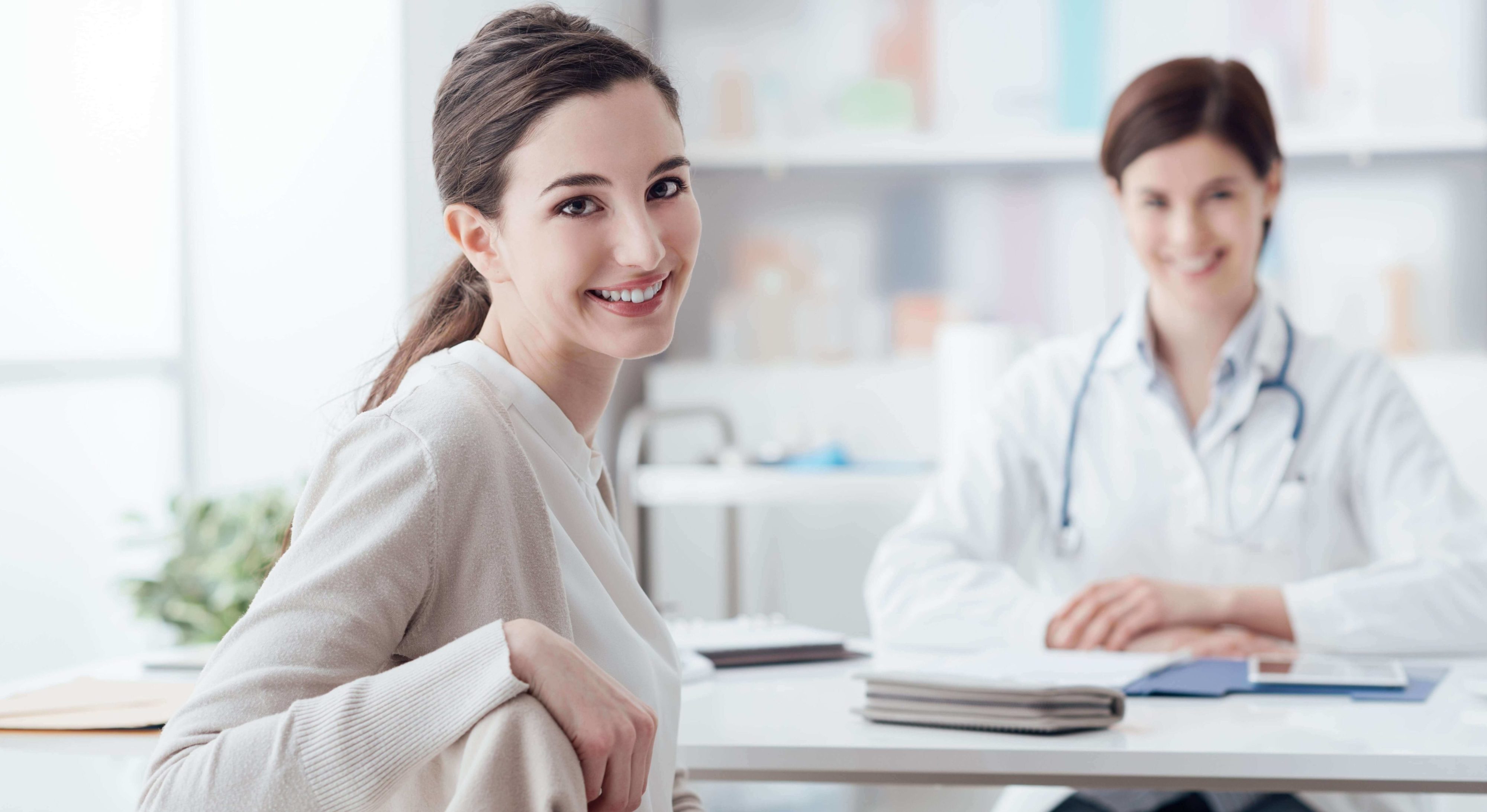 Uśmiechnięta pacjentka z wizytą u lekarza