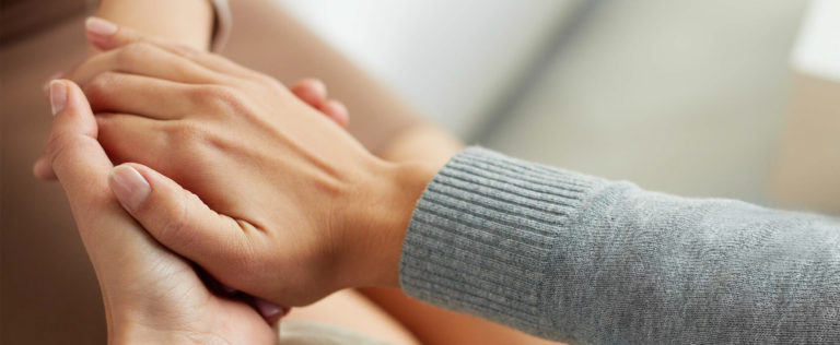 zbliżenie na trzymające się ręce